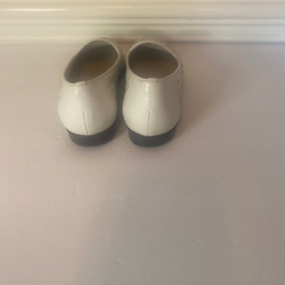 Trotters Women's Liz White Leather Loafer, size 7N - Picture 5 of 6